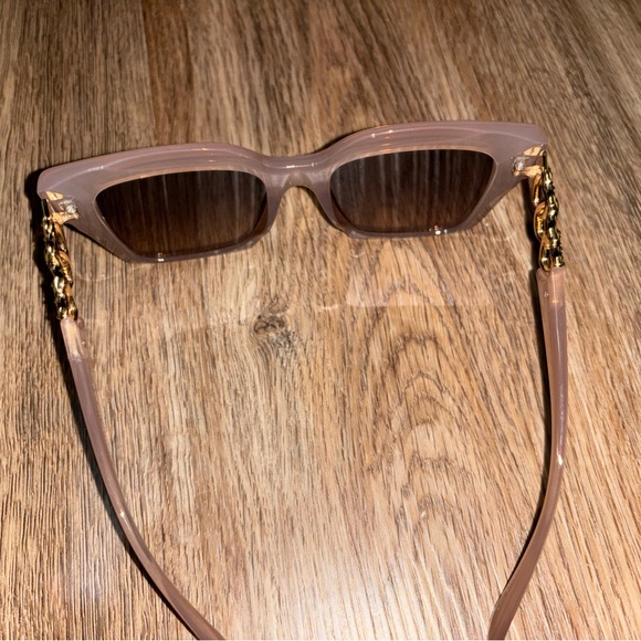 Chic Beige Sunglasses with Gold Accents - Picture 4 of 4